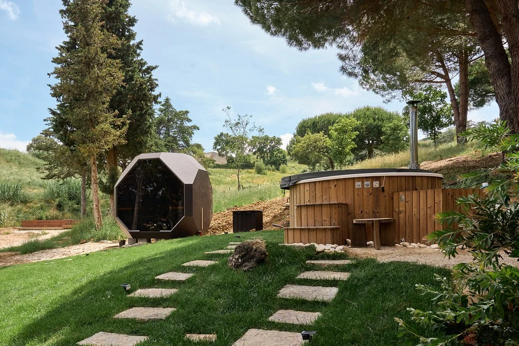 The panoramic sauna and wooden hot tub in DOMA Forest Spa